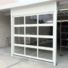 Puerta seccional blanca con ventanas.