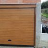 Puerta seccional color madera clara con veteado