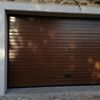 Puerta seccional en color madera oscura con veteado