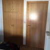 Puerta y armario de 2 puertas con altillo para mantas y maletas