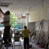 Realizando trabajos de pintura