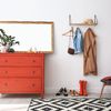 Recibidor con mueble pintado en rojo