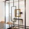 Recibidor con pared de cristal