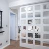 Recibidor con puerta corredera con cuarterones de cristal