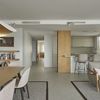Reforma integral de vivienda con salón y cocina comunicados.