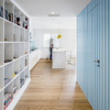 estantería blanca con pared de madera en azul