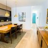 Salón abierto a la cocina con consola de madera