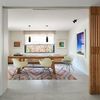 Salón clásico con panel alistonado corredero