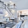 Salón clásico en blanco con gran escalera