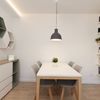 Salón comedor con librería
