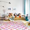 Salón con alfombras de colores