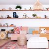 Salón con baldas voladas de madera