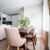 Salón con cocina abierta al fondo