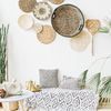 salón con decoración a base de fibras naturales y plantas