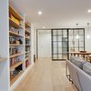 Salón con gran estantería