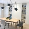salón con librería con puertas correderas