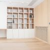 Salón con librería de madera a medida