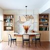 Salón con librerías de madera y banco de mesa a medida