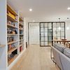 Salón con librerías de pladur y madera a medida