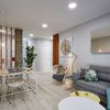 Salón con listones de madera como elemento separador