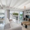 Salón con mesa de centro diy de madera con ruedas metálicas