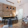 Salón con pared de ladrillo