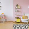 Salón con pared en blanco y rosa