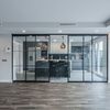 Salón con puertas acristaladas que dan a la cocina