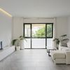 Salón con suelo de mármol gris