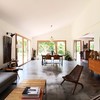 Salón con suelo oscuro