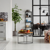 Salón conectado con la cocina y el comedor con paredes de vidrio y metal