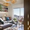 Salón de estilo mediterráneo y con lámparas colgantes
