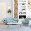 Salón de estilo moderno y sofás en azul agua