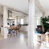 Salón de planta abierta con estructura de hormigón