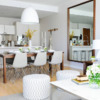 Salón en blanco, gris y madera