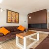 Salón en color beige y chocolate con tejidos en naranja