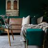 Salón en tonalidades verde y con alfombra beige