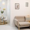 Salón en tonos beige y cojines amarillos