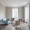 salón en tonos tiera con suelo de mosaico