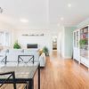Salón estilo nórdico con suelo laminado