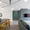 Salón moderno con cocina de planta abierta