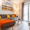 Salón moderno con detalles en naranja y amarillo