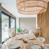 Salón moderno con pared beige y fibras naturales