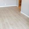 Salón terminado suelo y rodapié.