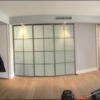 Salón y ala izquierda esta la entrada de la casa 