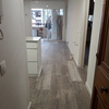 Suelo de parquet  y zocol  blanco