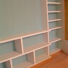 Suelo renovado y pintura del mural con libreria