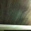 Techo de láminas de madera tono gris y luz indirecta con tabica en moldura