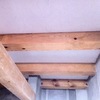 Techo interior enfoscado con mortero y enlucido fino,vigas de madera de pino