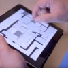 Técnico de Murprotec con un plano de la casa de la clienta
